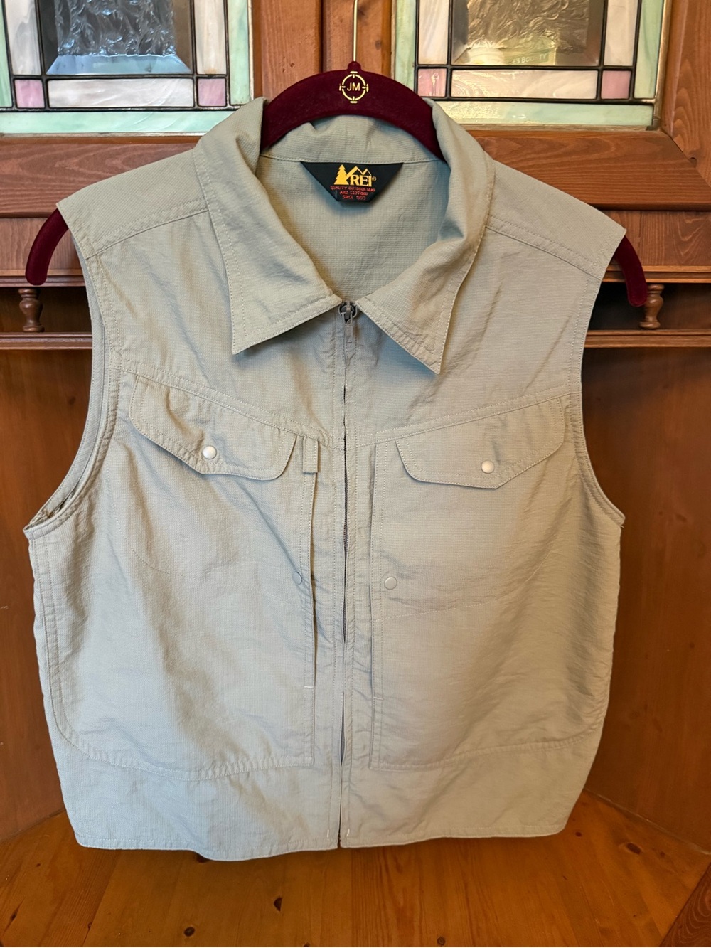 REI vintage utility safari-style khaki sage color and front flap pockets vest M
